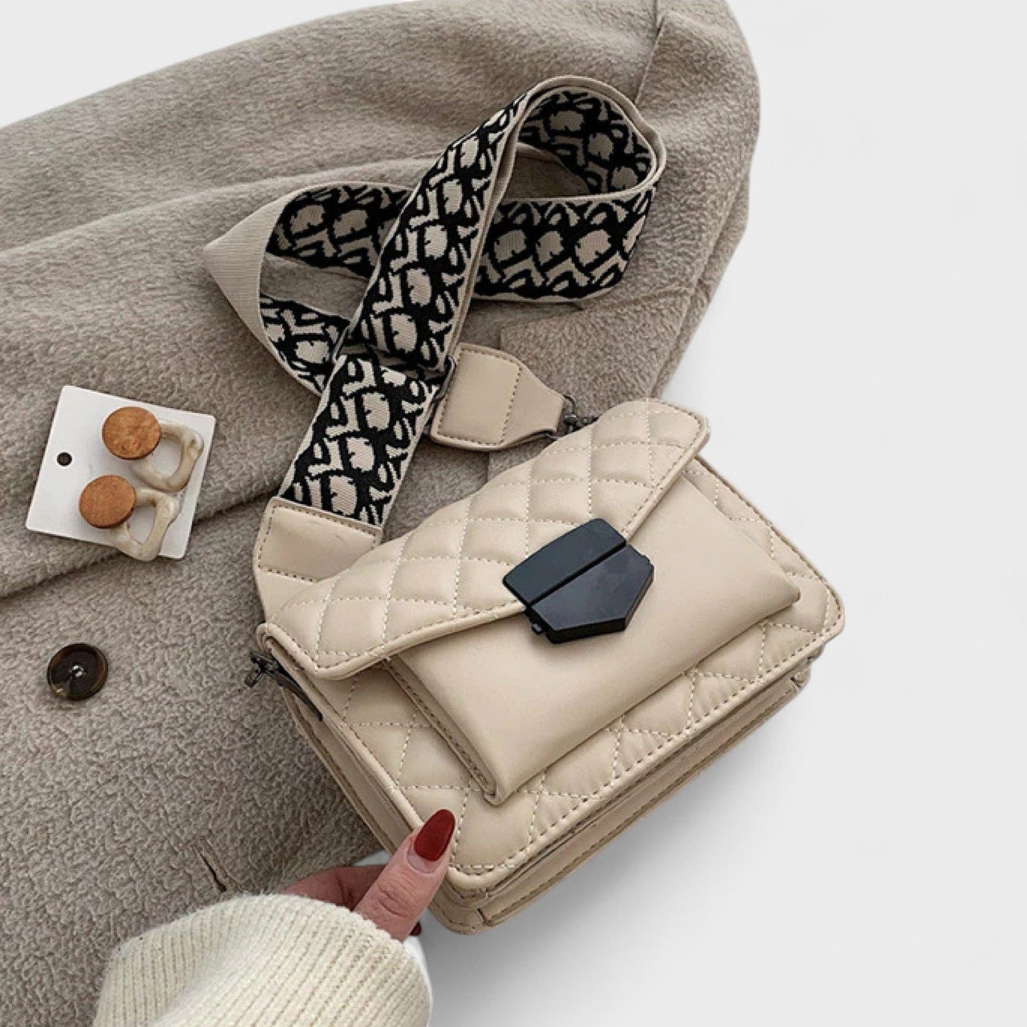 Nora. – Klassische Schultertasche mit mehreren Fächern