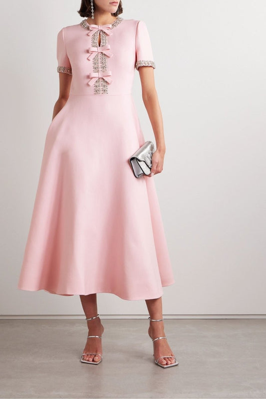 Midi-Kleid Zoe Bowknot in Rosa, verziert mit Kristallen